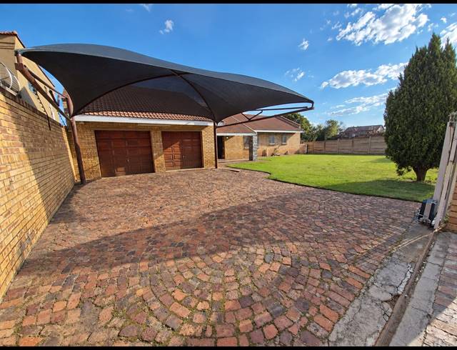 3 BEDROOM HOUSE FOR SALE IN ROTHDENE